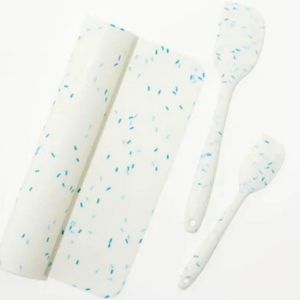 NWT Chic and Tonic 3 piece baking set